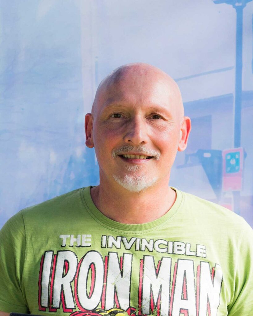 Ritratto di Bartolomeo Brattoli sorridente con maglietta verde Iron Man.