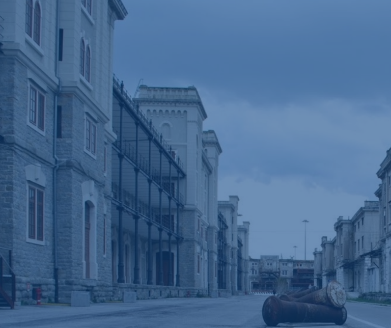 Strada blu vuota con palazzi storici, cielo nuvoloso e atmosfera fredda.