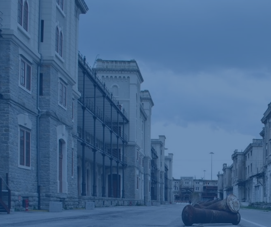 Strada blu vuota con palazzi storici, cielo nuvoloso e atmosfera fredda.