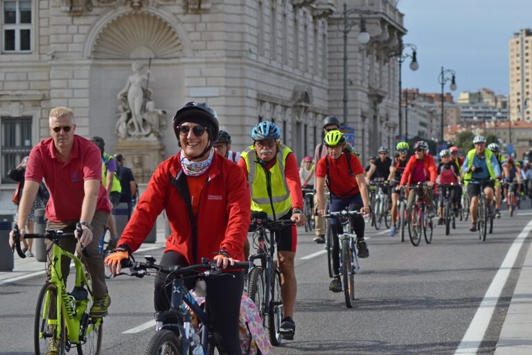 Gruppo di ciclisti colorati in gara nel centro città.