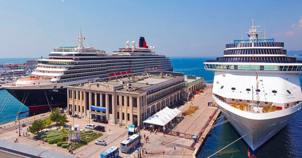 Porto crocieristico di Trieste con due navi da crociera e terminal centrale.