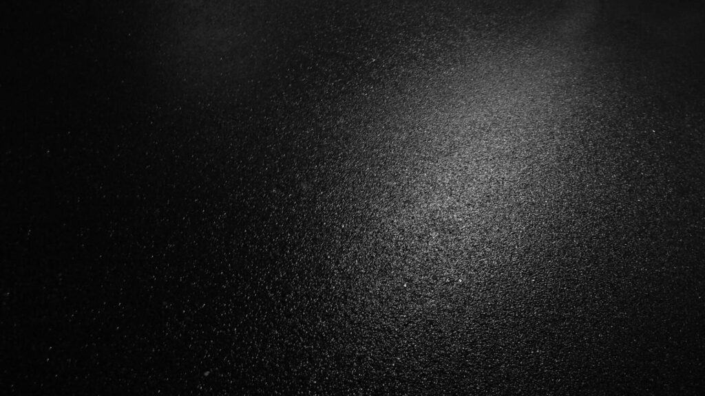 Sfondo astratto scuro con grana fine e alone grigio nebbioso, atmosfera misteriosa.