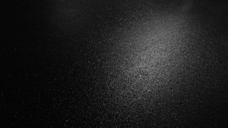 Sfondo astratto scuro con grana fine e alone grigio nebbioso, atmosfera misteriosa.