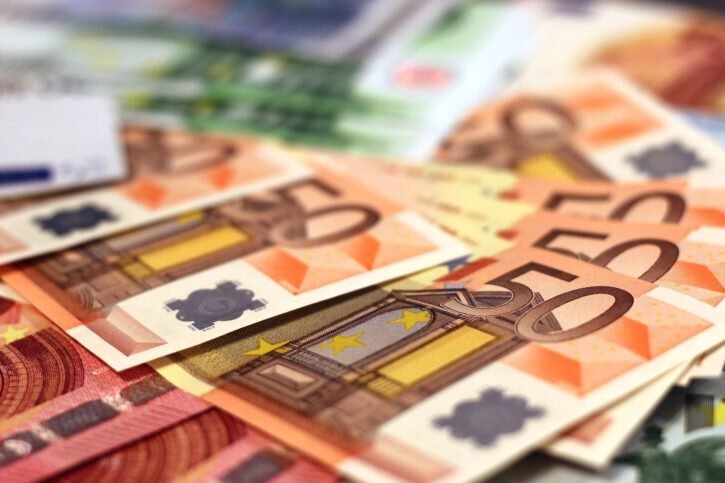 Banconote da 50 euro sovrapposte in primo piano, sfondo sfocato e dettagli nitidi.