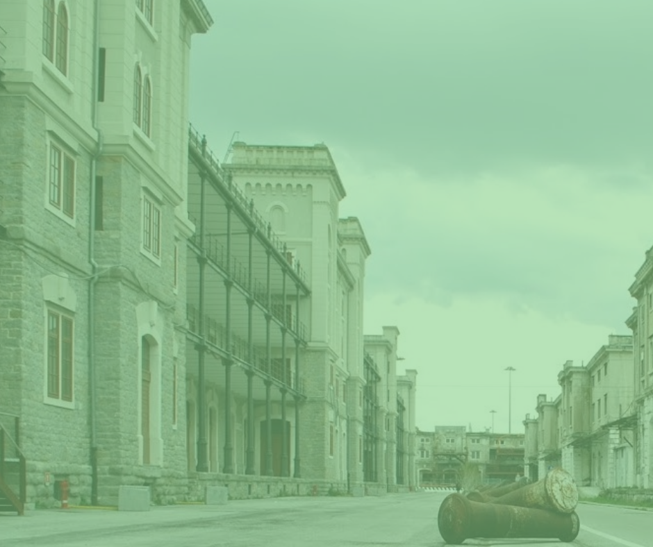 Strada verde vuota con palazzi storici e roadster vintage.