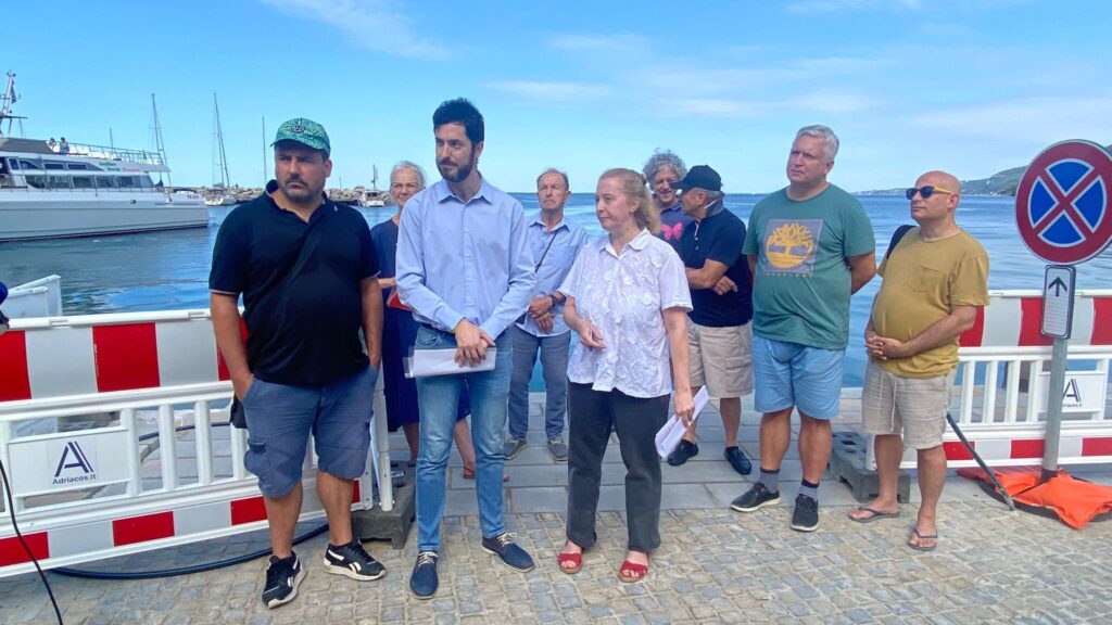 Gruppo in visita al porto di Grignano con barche ormeggiate