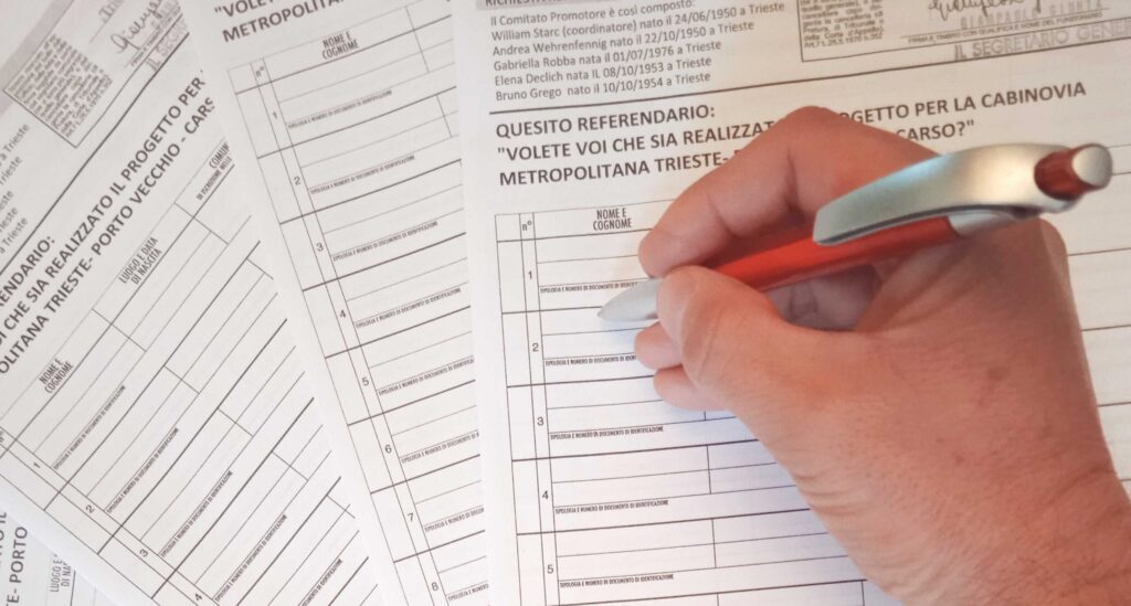 Mano che compila modulo stampato con penna argentata e rossa.