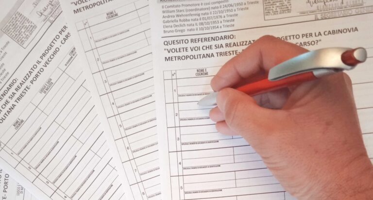 Mano che compila modulo stampato con penna argentata e rossa.