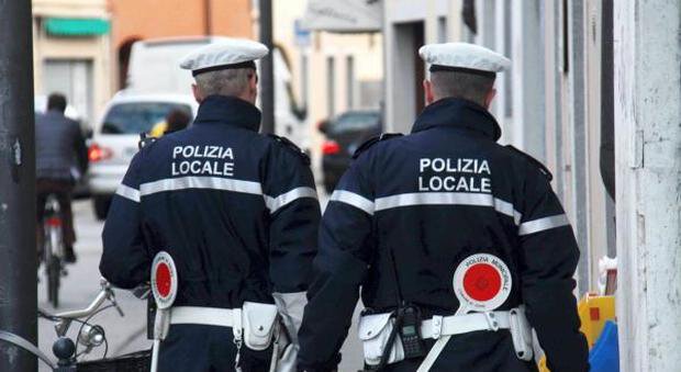 Polizia Locale in pattuglia a piedi nel centro storico di Udine.