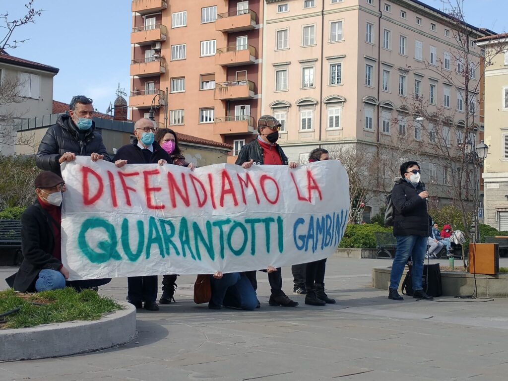 Protesta a Milano con striscione “Difendiamo la Quarantotti GMM” in piazza.