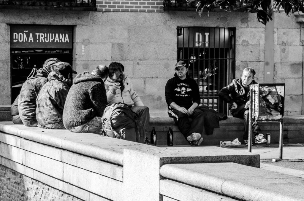 Musicisti di strada su gradoni di pietra, con fisarmonica e tamburo in piazza.