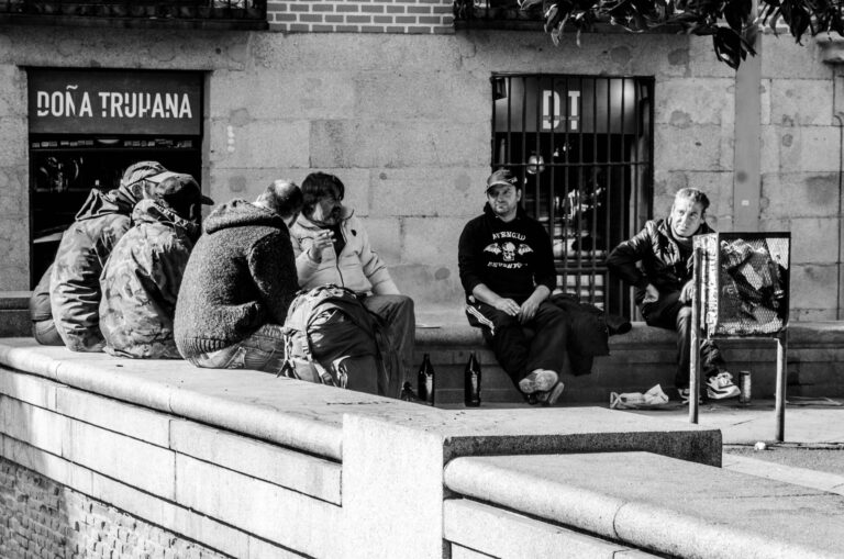 Musicisti di strada su gradoni di pietra, con fisarmonica e tamburo in piazza.