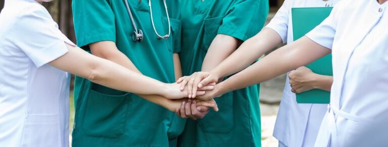 Team Sanitario Che Si Da La Mano