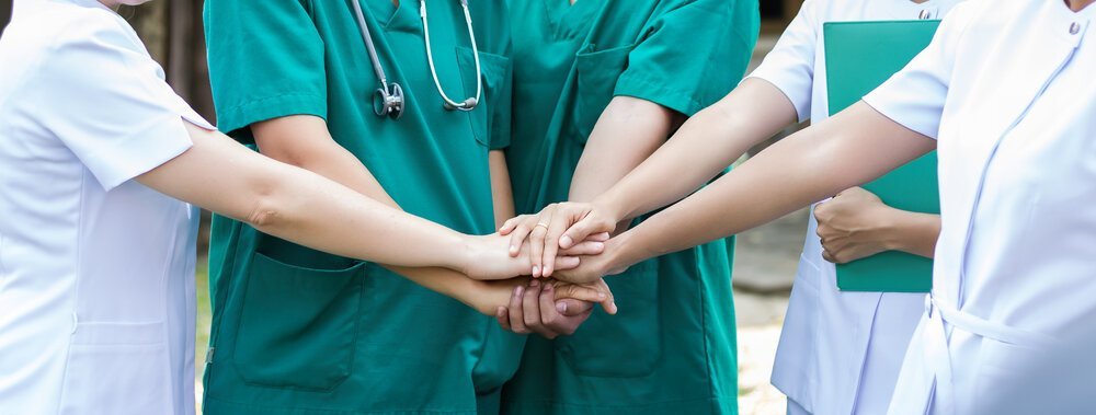 Team Sanitario Che Si Da La Mano