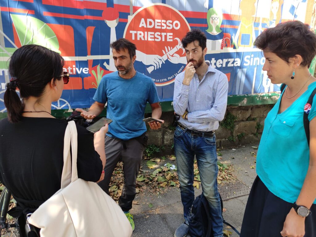 Discussione di strada a Trieste davanti al manifesto “Adesso Trieste”.