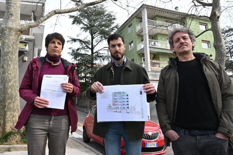 Residenti in via Tedeschi mostrano planimetrie contro la speculazione edilizia.