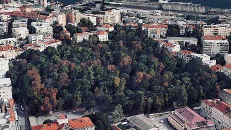 Vista aerea del Parco Villa Necker a Milano, verde urbano tra palazzi storici.