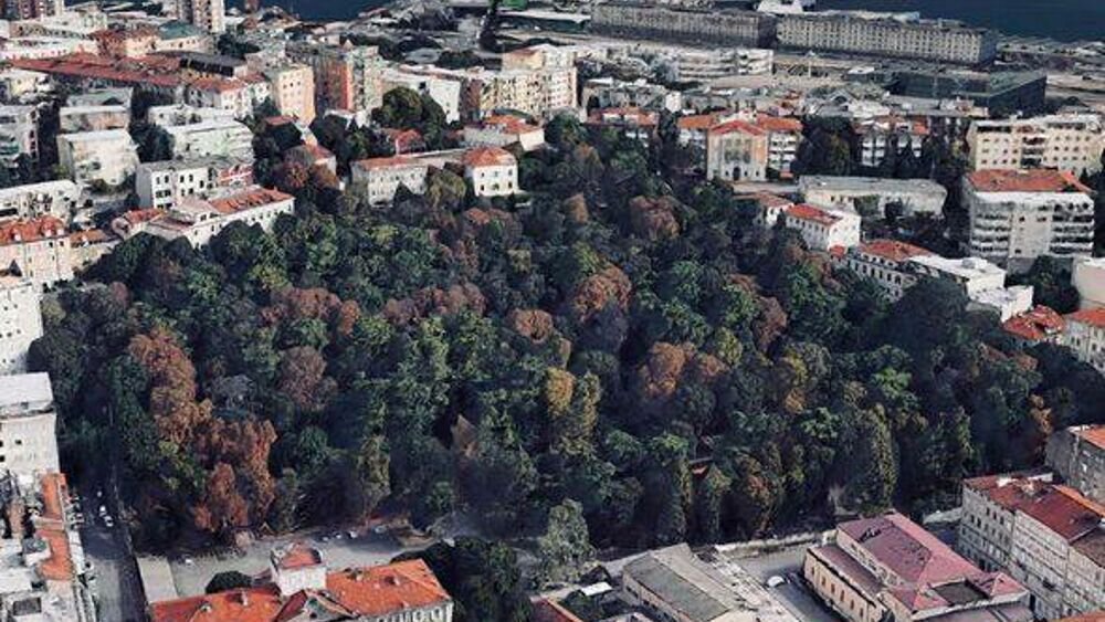 Vista aerea del Parco Villa Necker a Milano, verde urbano tra palazzi storici.